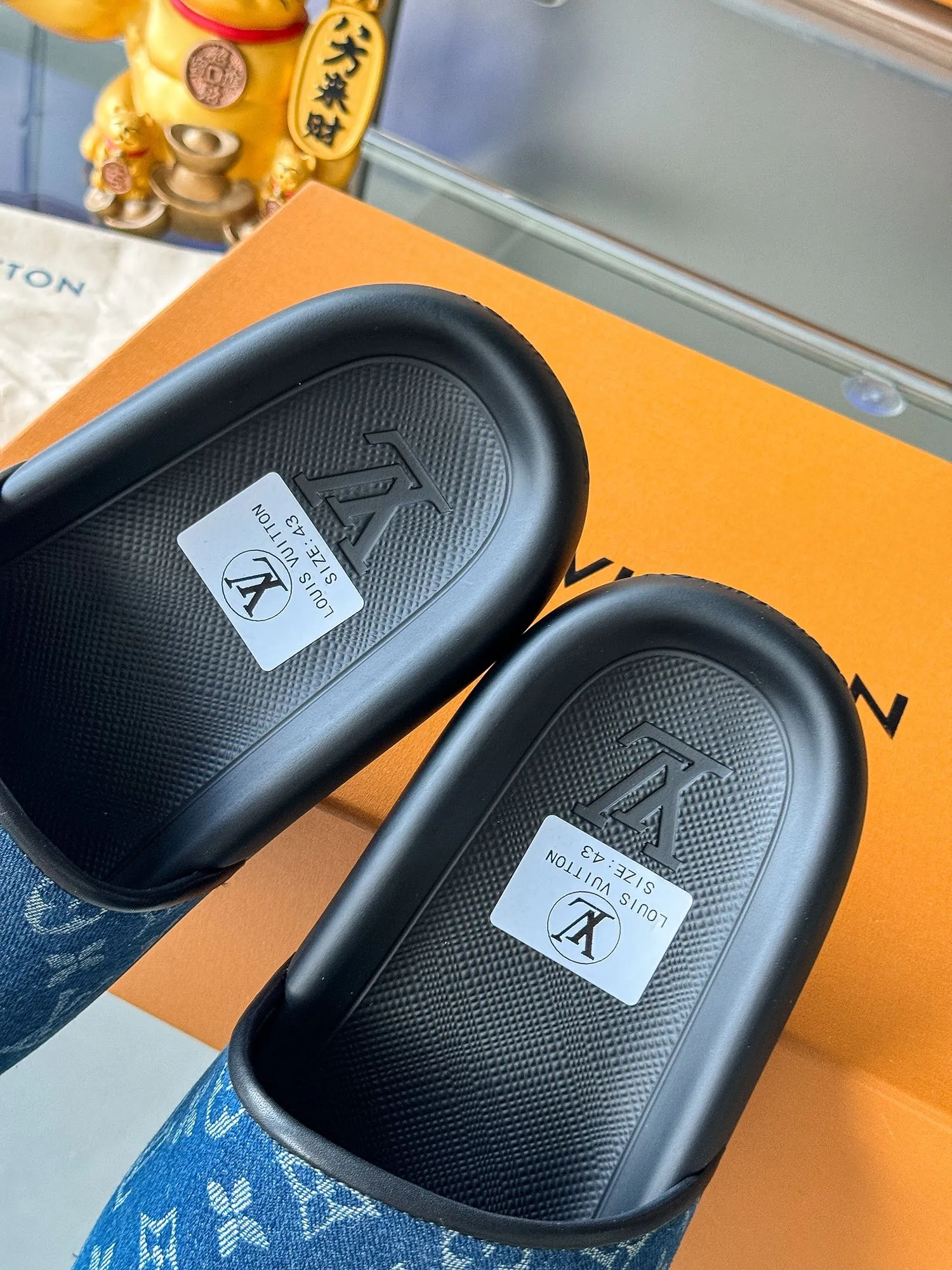 [L Home] P: 300💰 ▪️Shoe size: Women's 35-40 Men's 38-46▪️Packaging: Counter top quality~original packaging Louis Vuitton lv couple's monogram embossed slippers This season, Waterfront sandals return with a new look, and the upper buckle is embossed with Louis Vuitton's iconic Monogram pattern. Made of waterproof rubber with a comfortable and resilient insole. The lightweight, flexible outsole is embossed with the Louis Vuitton logo. Exquisitely packaged at the delivery counter 🛍📦 ▪️Fabric: Original molded rubber foam ▪️Sole: Original molded rubber foam outsole ▪️Sole thickness: 3CM.